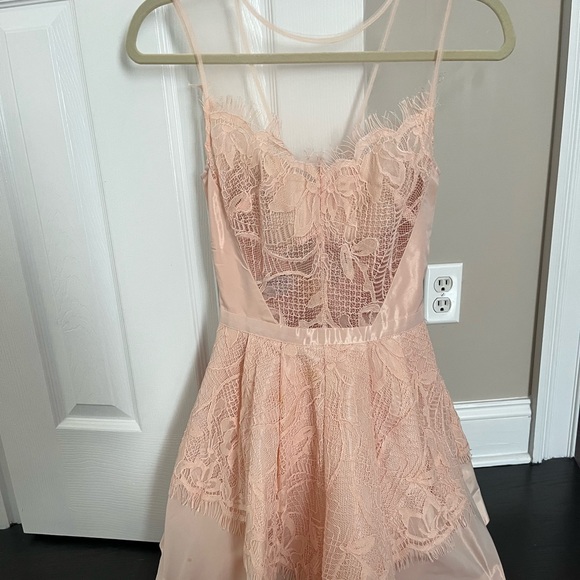 Light pink lace size 00 Bebe dress - Picture 1 of 3
